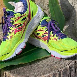 Saucony Womens Hurricane Running Sneakers